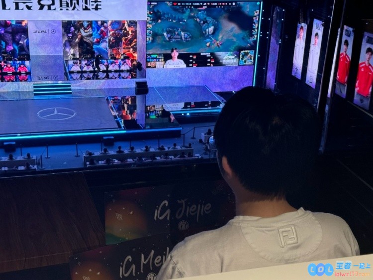 冰岛人加油！AL官方晒Flandre观赛：嘴上歪泼三，手上——激发冰岛热情的精彩瞬间