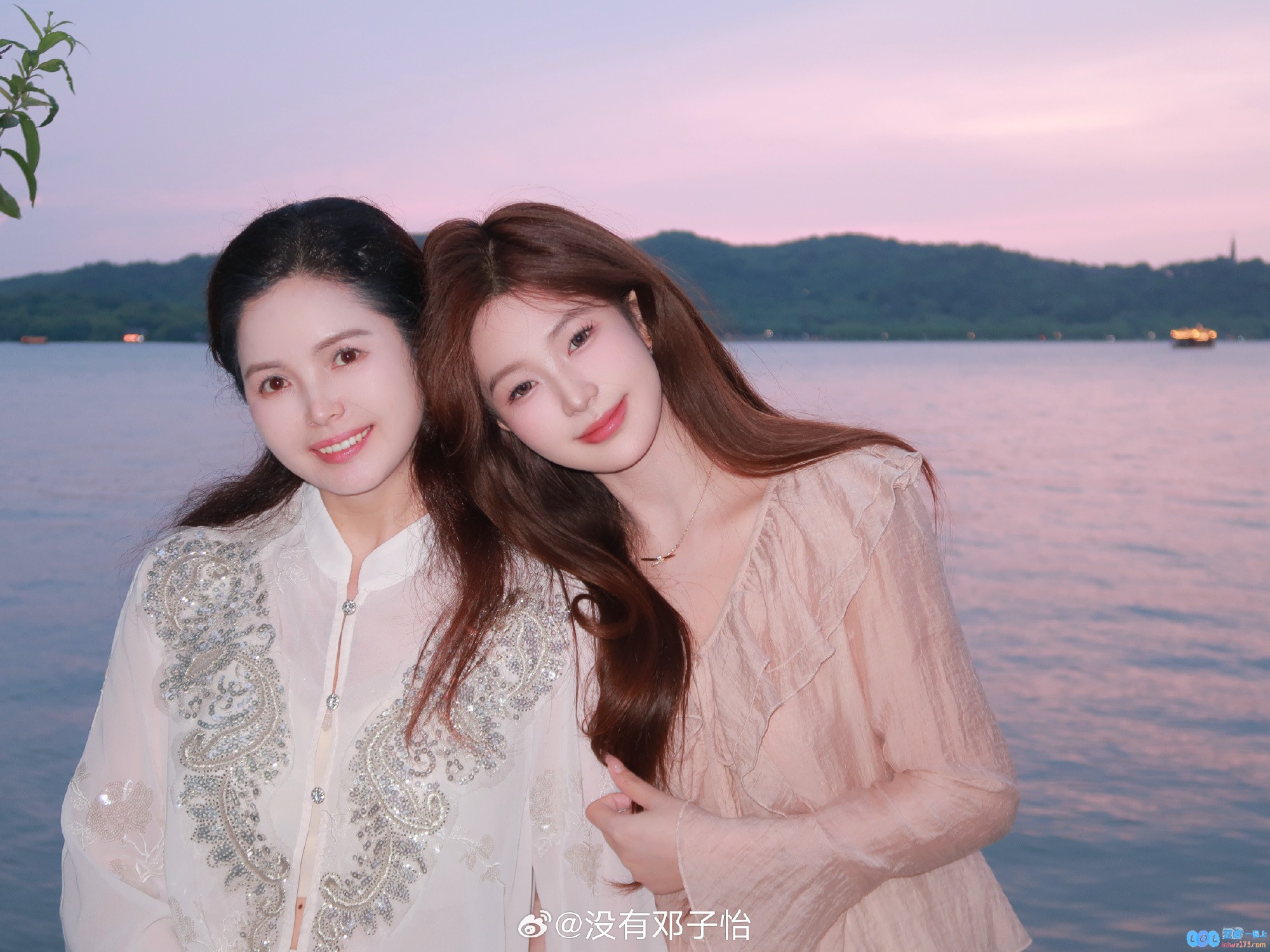 一模一样！Meiko女友晒照：爱人如养花最好的花匠是妈妈