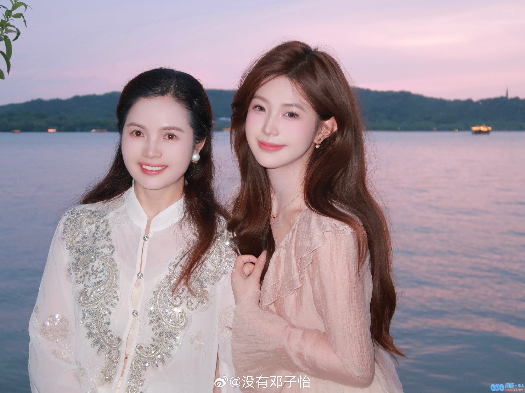 一模一样！Meiko女友晒照：爱人如养花最好的花匠是妈妈