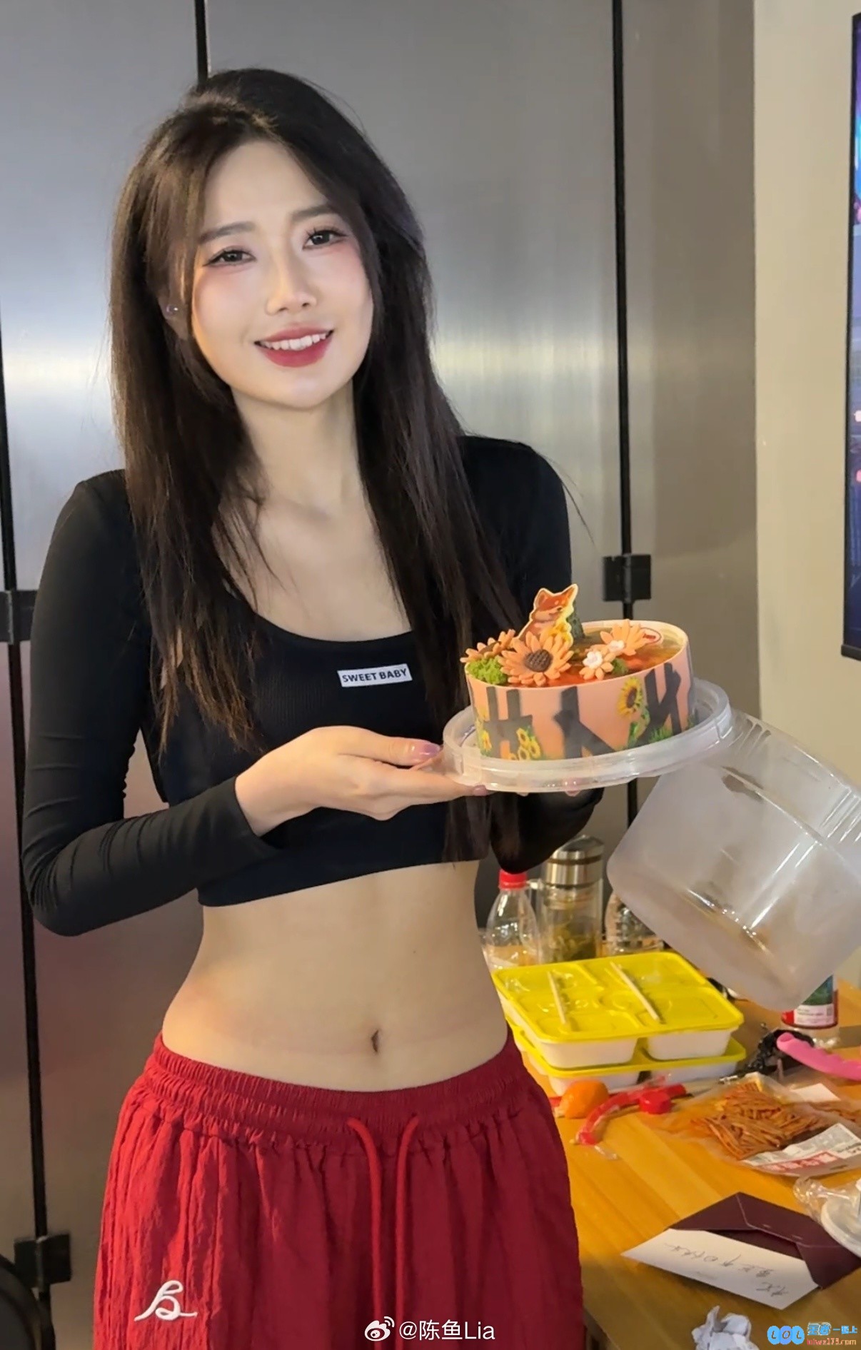 这腰有孩子了？！?陈鱼晒照：粉丝送的母亲节蛋糕但是下次不许了，分享甜蜜时刻与家庭温情