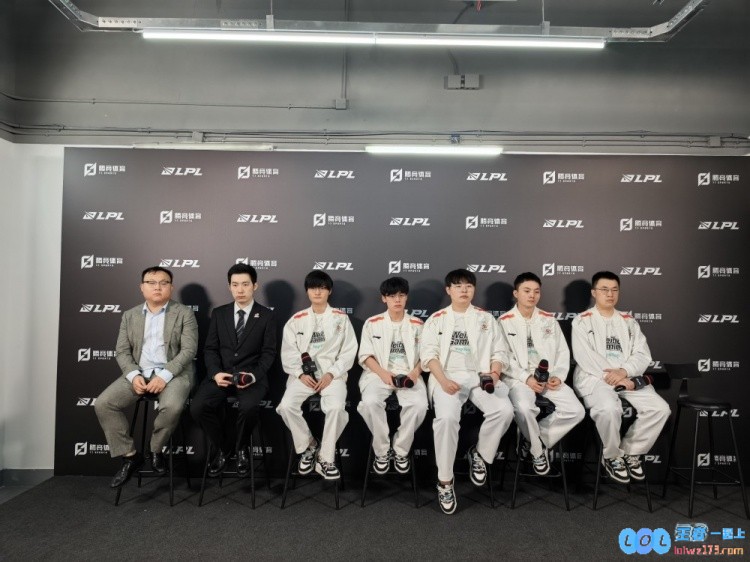 爆了全员玉玉！WBG教练：最重要的是要互相帮助成为彼此的力量，它们在赛场上的卓越合作让人叹为观止
