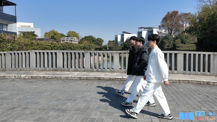 被军训了？iG分享选手走路姿势：有这样的同步率做什么都会成功的
