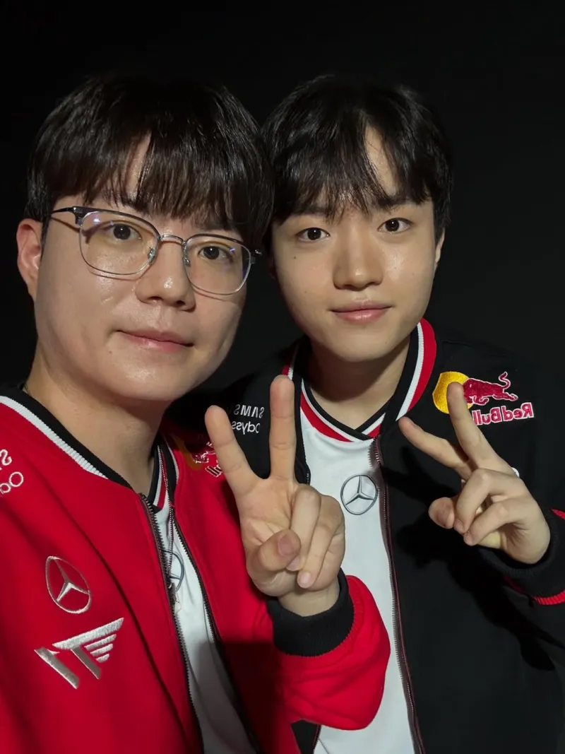 Meteor分享与DOFGK合照，并配文：T1加油！