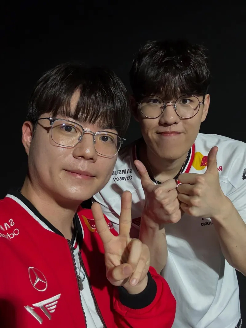 Meteor分享与DOFGK合照，并配文：T1加油！
