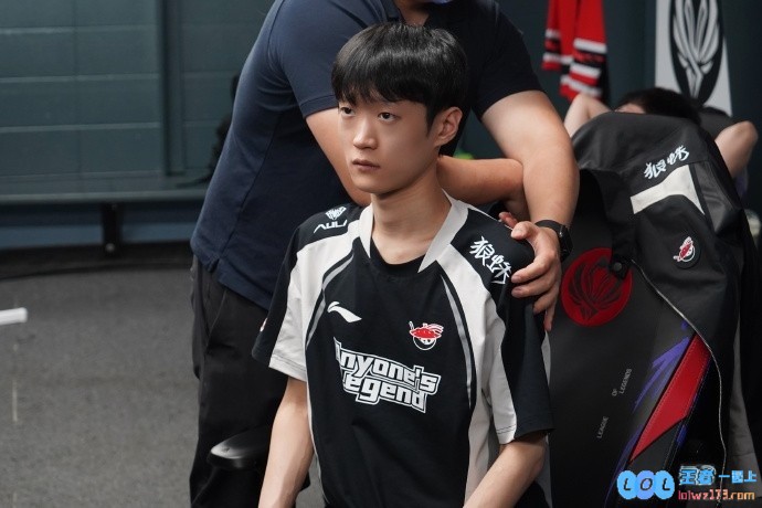 AL发布对阵FLY赛前返图：MSI首场比赛即将开始，AL加油，各界齐聚为之欢呼