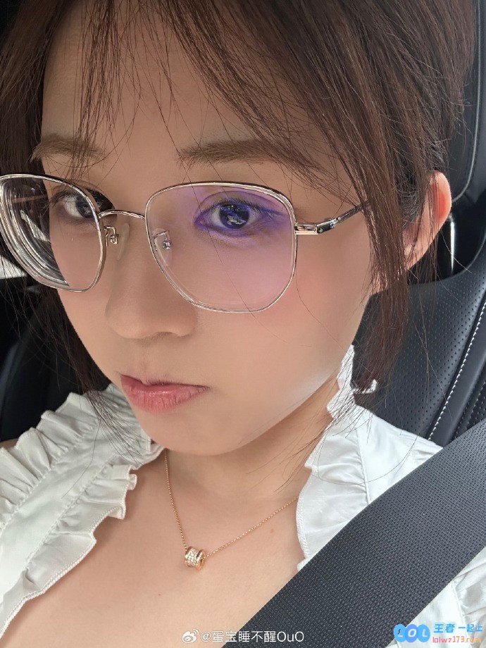 主播蛋宝晒照：化妆品都带全结果没带美瞳相当于买了PS5没装手柄，背后竟隐藏着这样的故事！