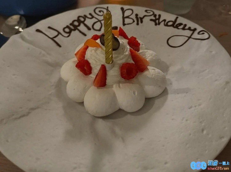 Doran晒粉丝生日礼物：谢谢大家让我度过了一个愉快的生日～感谢你们的温暖与支持，期待未来的精彩时刻！