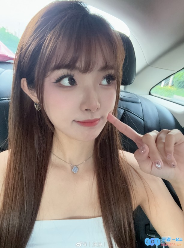 美女喝水！主持泱泱晒照：冒泡后天恢复工作，为自己加油，期待精彩瞬间