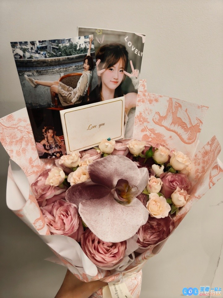 女主持人夏安晒照：谢谢米米的漂亮花儿！今天也是幸福安子嘿嘿，满满的幸福感涌现