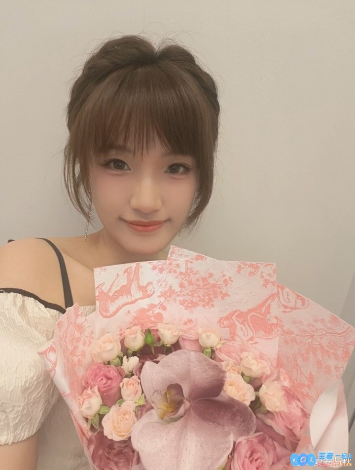 女主持人夏安晒照：谢谢米米的漂亮花儿！今天也是幸福安子嘿嘿，满满的幸福感涌现