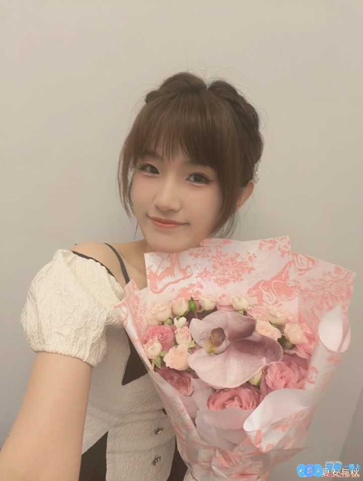 女主持人夏安晒照：谢谢米米的漂亮花儿！今天也是幸福安子嘿嘿，满满的幸福感涌现