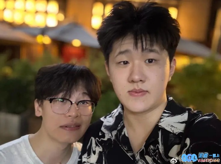 Vampire与TES辅助fengyue合照：一起走下的兄弟变竞争对手了，竞技场上的情与仇