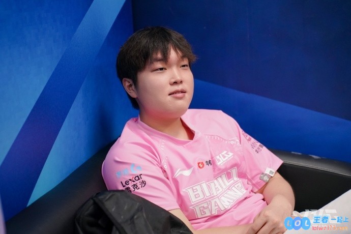BLG对阵WBG赛场返图：“Elk指挥knight更换皮肤”大伙表情放松，赛场氛围轻松愉悦