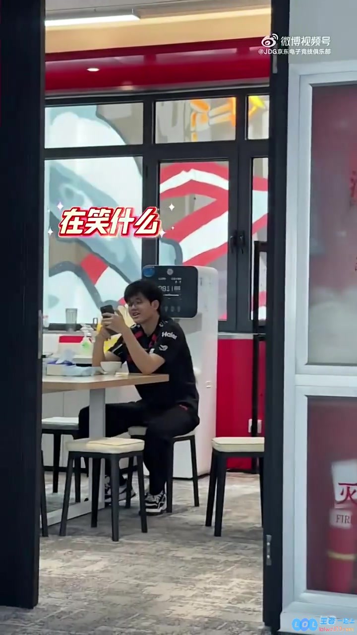 JDG发布对战FPX赛前视频：milkyway找Xiaoxu叙旧，回忆往昔情谊的瞬间生动重现