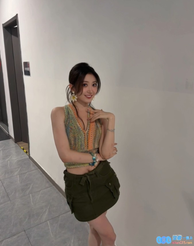 无畏契约美女主持V嘉晒照：王姐•热带风情版本，尽显缤纷魅力与风情