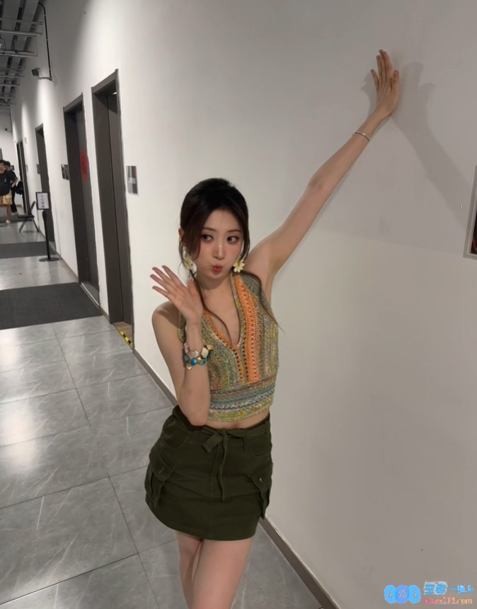无畏契约美女主持V嘉晒照：王姐•热带风情版本，尽显缤纷魅力与风情