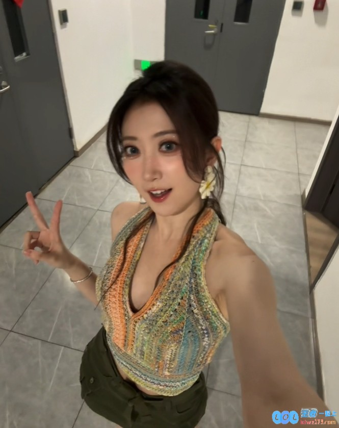 无畏契约美女主持V嘉晒照：王姐•热带风情版本，尽显缤纷魅力与风情
