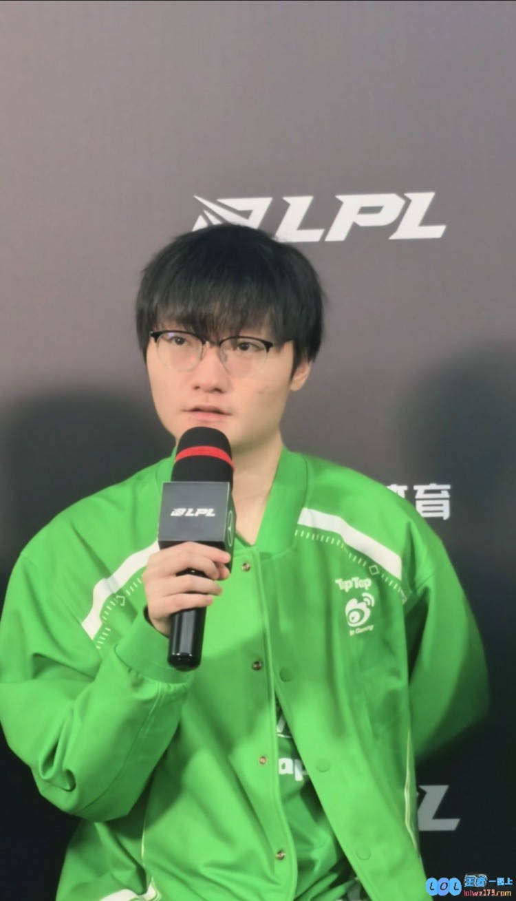 团战混乱？你们开麦了吗？Tian：第一局感觉每波团战都很混乱，大家怎么应对？