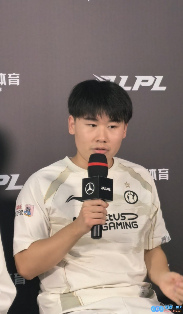 队友线权就是爽！Wei：中下有线对面打野抢河蟹我就上了