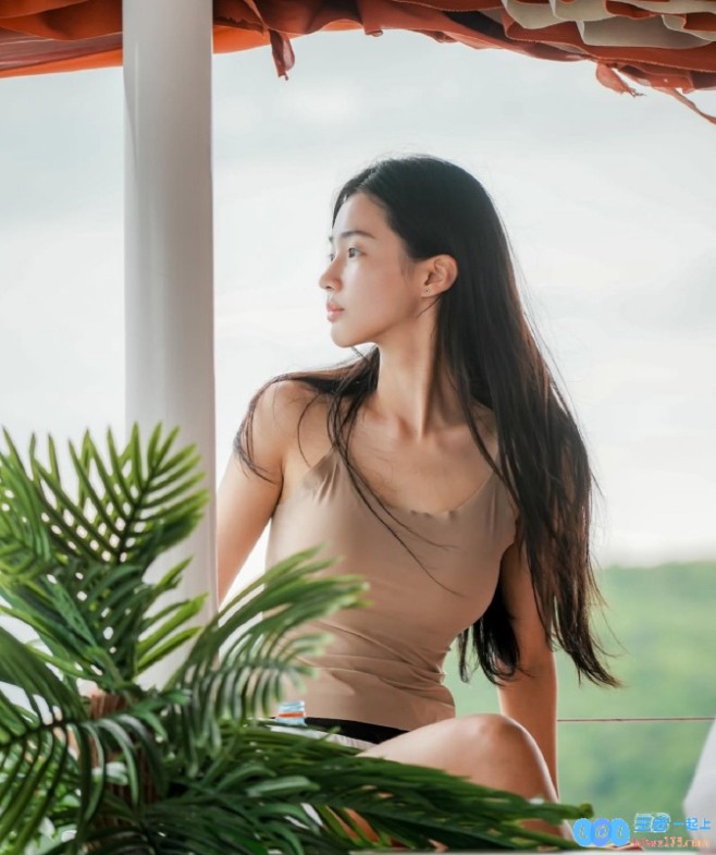 还是得农?KPL美女解说诗诗晒照：旅游团的老法师随手一拍，带你走进美丽的旅行记忆