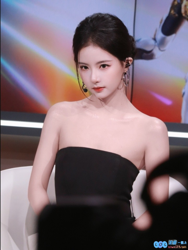 高级！PEL解说方游晒照：黑色抹胸连衣裙更显肤白