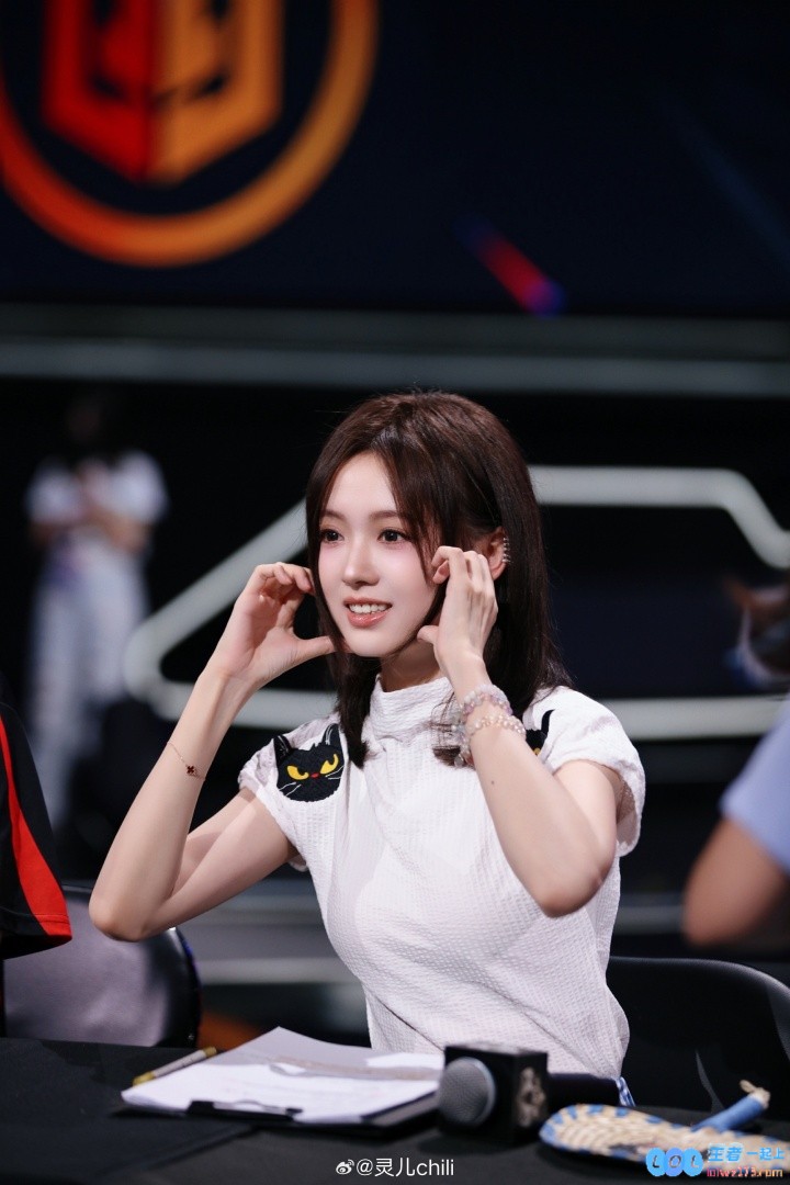 KPL官方女主持人灵儿晒照：“我在评论席陪你过七夕啦～”