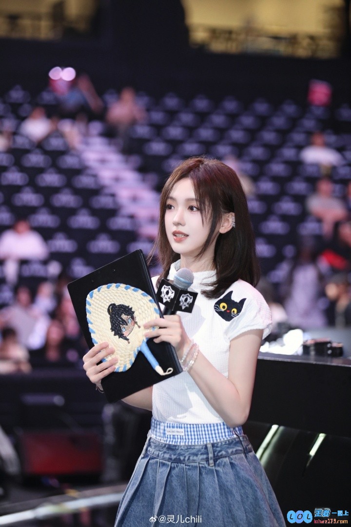 KPL官方女主持人灵儿晒照：“我在评论席陪你过七夕啦～”