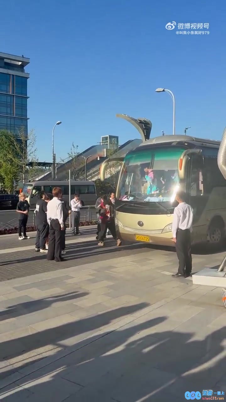给Bin送“猪逼”应援牌粉丝声明：并非选手黑粉，自己手写信一向是这种风格，表达真挚支持与热爱