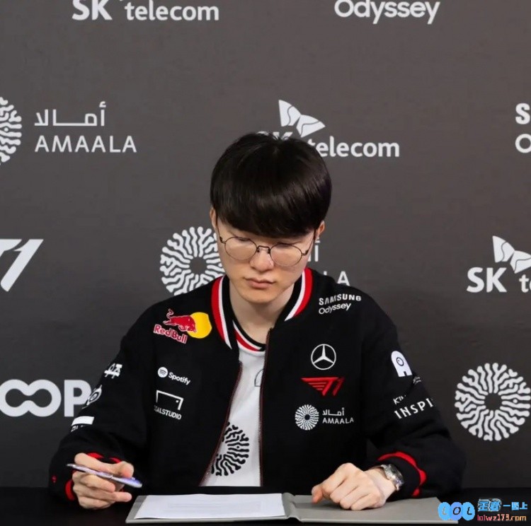 Faker个人社交媒体更新续约照：手持Faker2029队服，展现无限未来与热爱电竞的决心