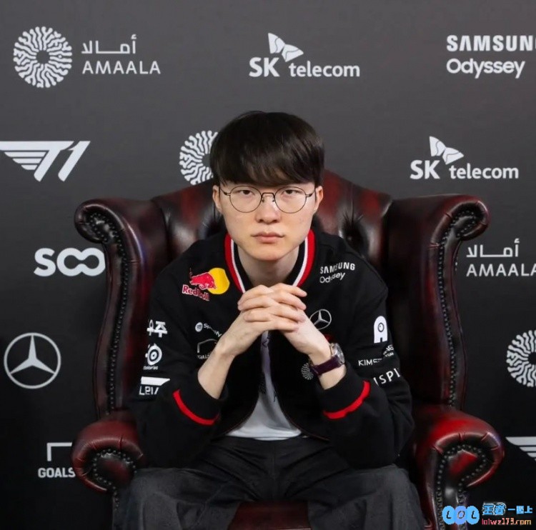 Faker个人社交媒体更新续约照：手持Faker2029队服，展现无限未来与热爱电竞的决心