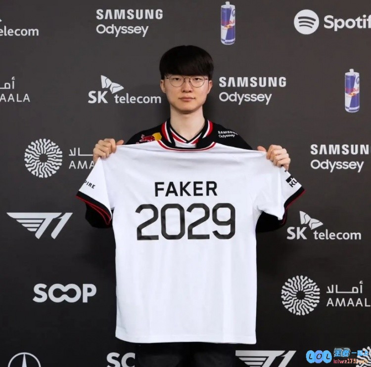 Faker个人社交媒体更新续约照：手持Faker2029队服，展现无限未来与热爱电竞的决心