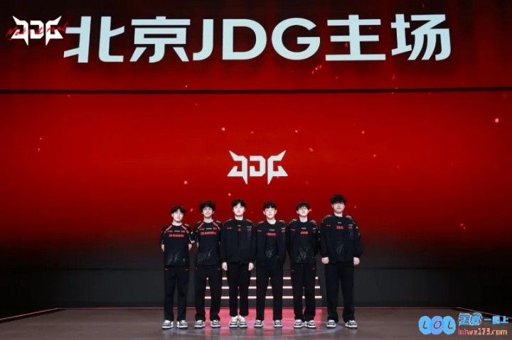JDG晒第三赛段组内赛收官合照：前路未止，行向新程，展现团队拼搏精神