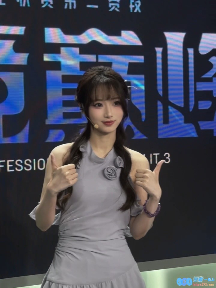今天是紫色妹妹！LPL女主持阿芙晒照：有没有内种大小姐的感觉？