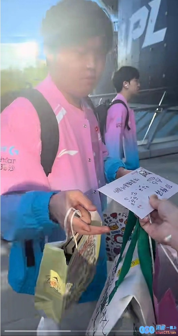 恨铁不成钢？！粉丝为Bin递上应援牌上书“陈泽彬，你是猪逼吗”——一场奇特的热血时刻