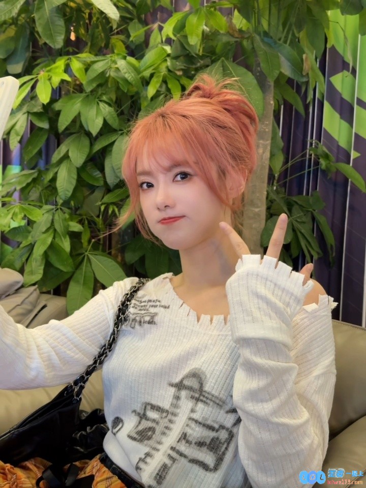 又是羡慕Rookie的一天！LPL女主持小钰晒照新发色真显白！