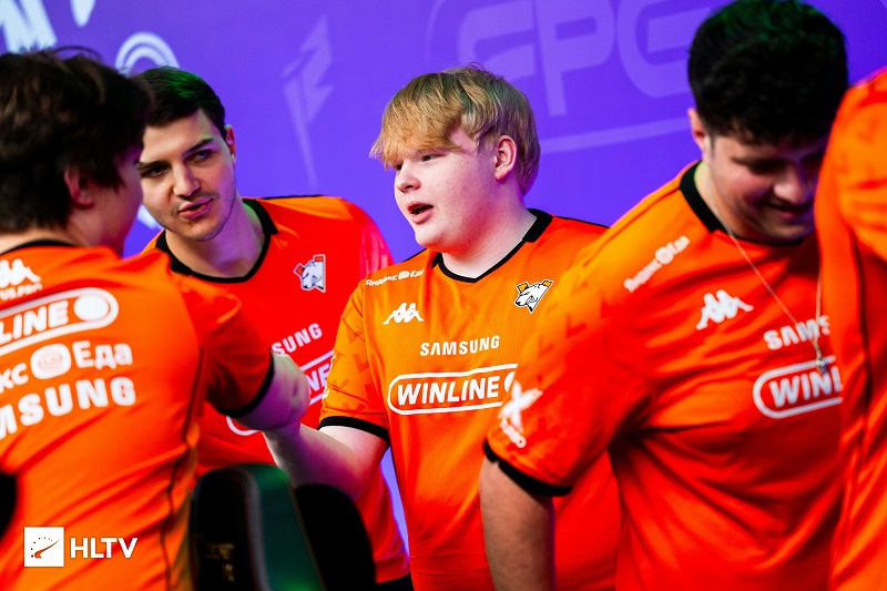 tO0RO谈线下首秀:陌生,摄像机对着你,坐在m0NESY对面打比赛