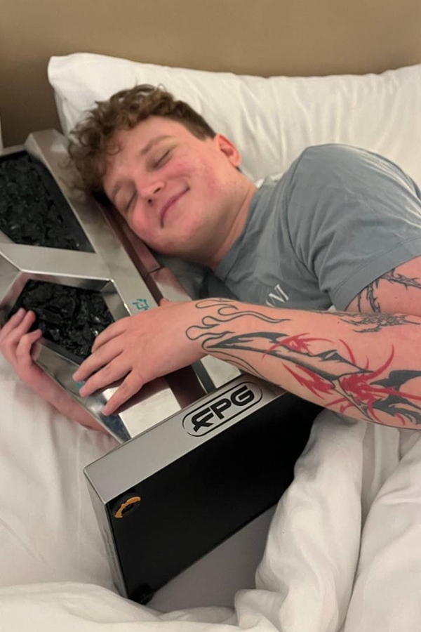 八年磨一剑!YEKINDAR终获生涯首个大型线下赛冠军