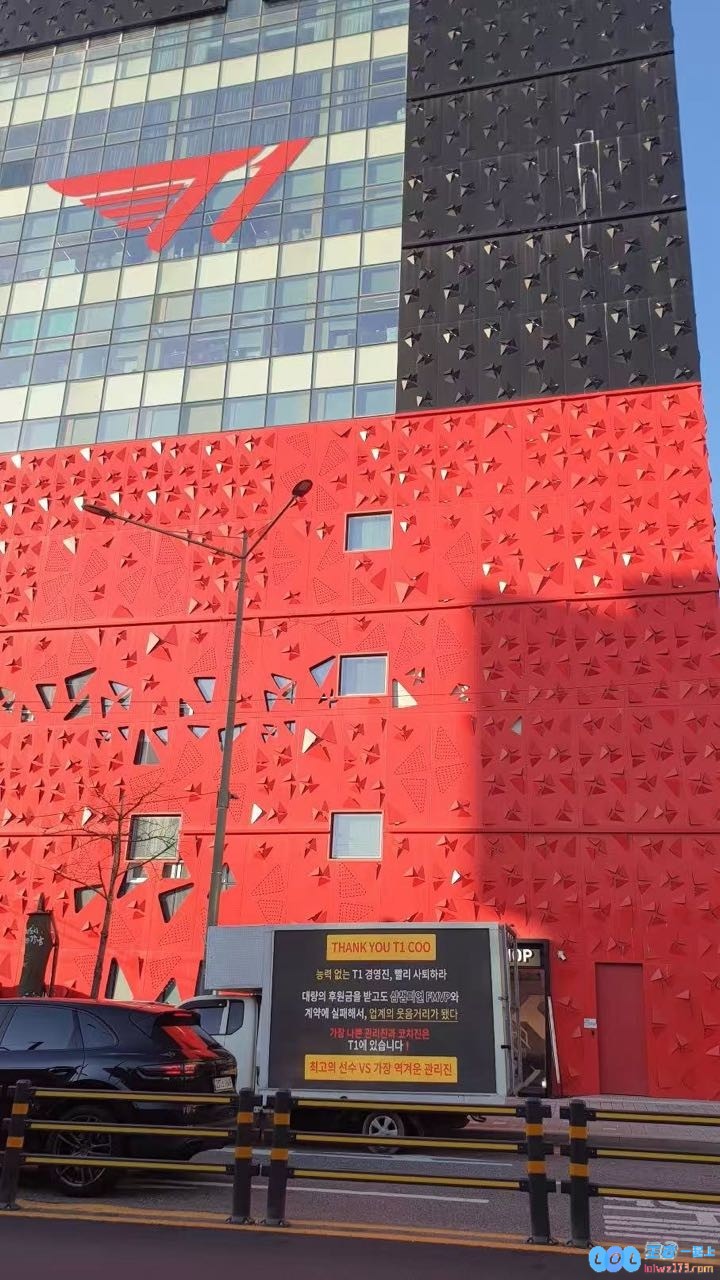 姑妈走了还有卡车?T1门口粉丝抗议：无能管理留不选三冠FMVP业界笑柄