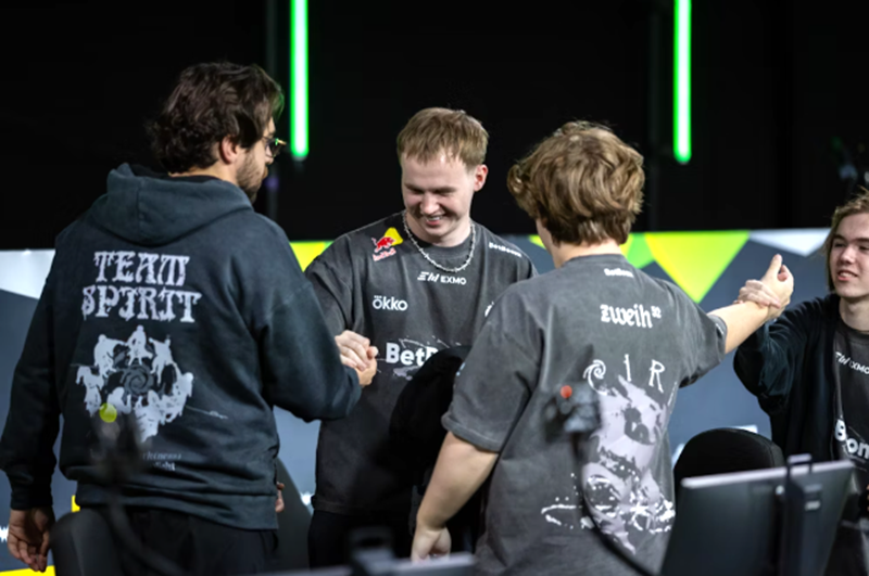 tN1R谈首秀表现:努力探索打法传递良好心态