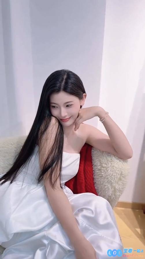 《完蛋美女》浩浩妈饰演者晒美照：玉足美肩笑颜灿烂，万千网友为之疯狂