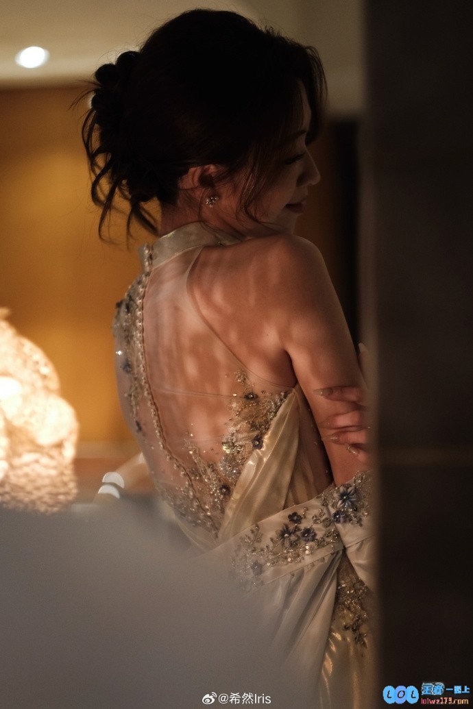 主持人希然晒照：映雪❄️，在寒冷中绽放优雅的美丽瞬间