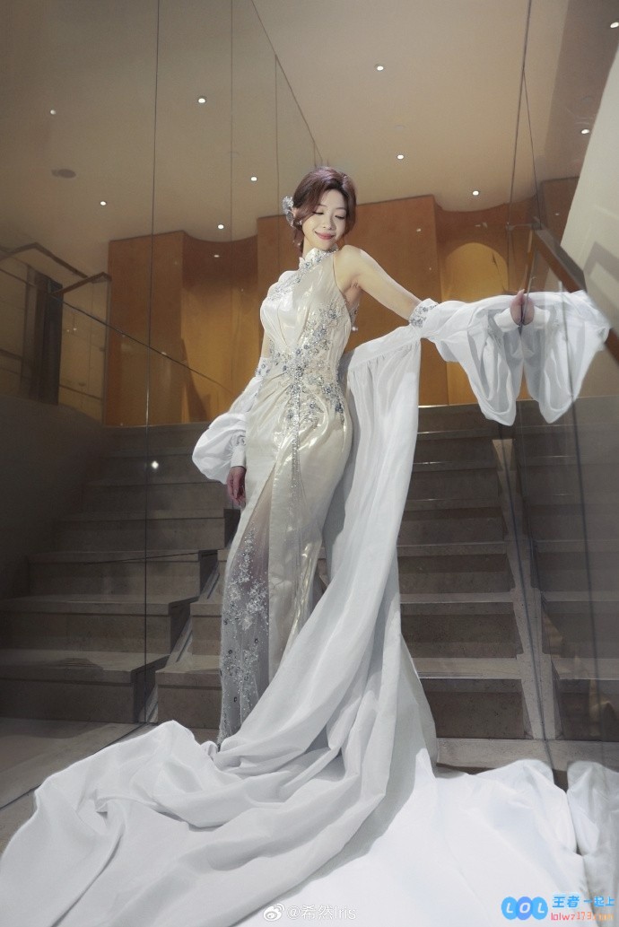 主持人希然晒照：映雪❄️，在寒冷中绽放优雅的美丽瞬间