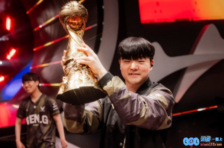 食堂里遇到Zeka了？韩网爆料：Canyon昨天到HLE基地吃完午饭才走的结果没成，这背后隐藏着怎样的故事与秘密？