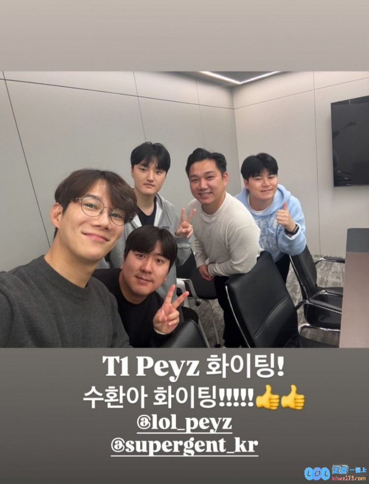 我们也在干活??经纪公司SuperAgent晒和peyz的合照，展现出热情与专业