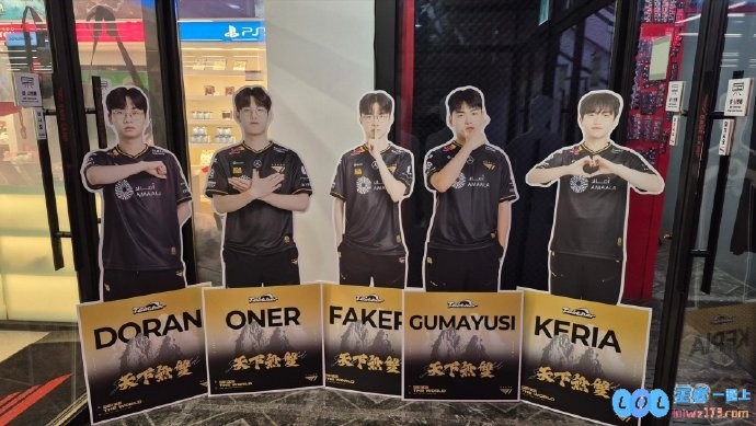 彻底分开！T1门口Gumayusi的立牌已撤，象征着新的开始与无限可能