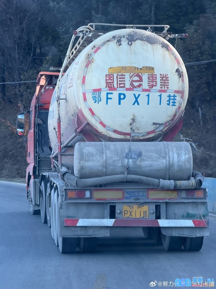 糖小幽晒照偶遇车牌号“FPX11”：昨天香格里拉路上拍的，奇遇引发的思考
