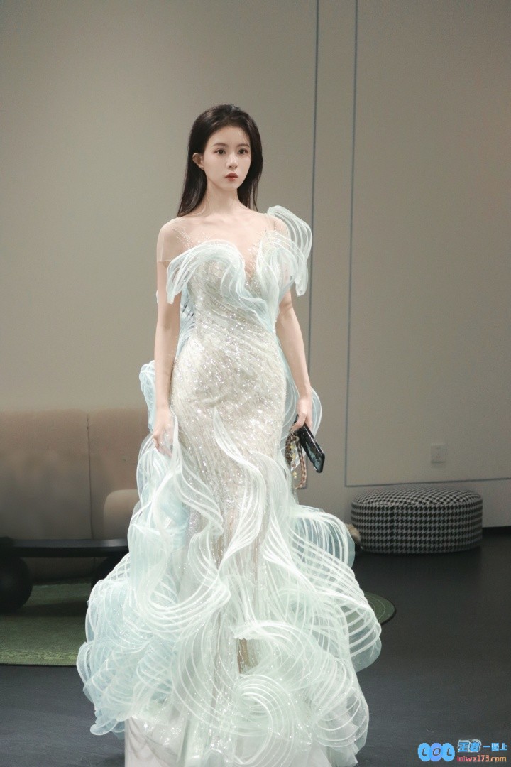 和平精英官方赛事主持方游晒照：轻纱礼服，性冷淡表情绝了?