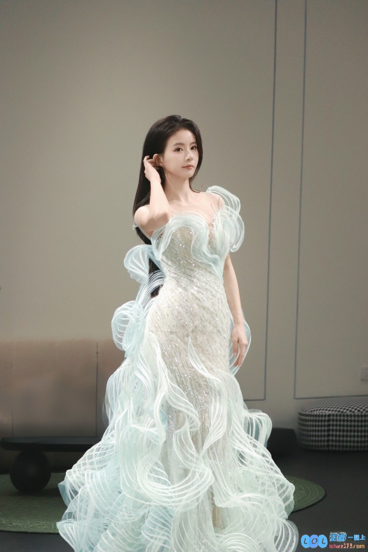 和平精英官方赛事主持方游晒照：轻纱礼服，性冷淡表情绝了?