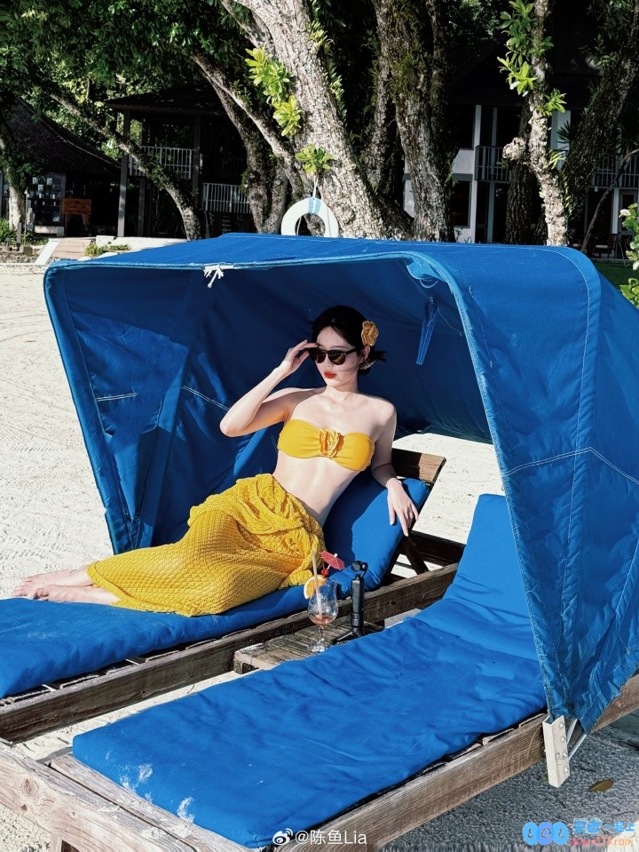 好白?解说陈鱼晒海边照片：被阳光选中的人，让人羡慕不已，宛如大海中的精灵！