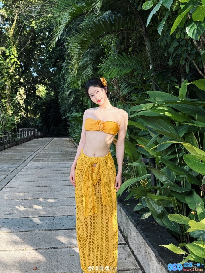 好白?解说陈鱼晒海边照片：被阳光选中的人，让人羡慕不已，宛如大海中的精灵！